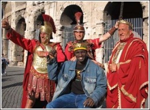 Gladiadores y Centuriones protestan frente al Coliseo Romano